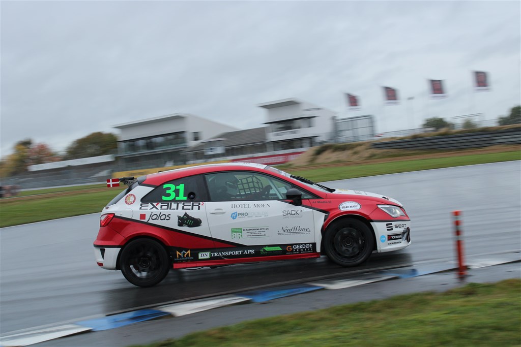Oliver Rømer ramte perfekt på bilens opsætning i heat 3, hvor det lykkedes at slå holdkammerat Jens Kristoffersen i den anden Seat Ibiza.
(Foto: JJ Media)